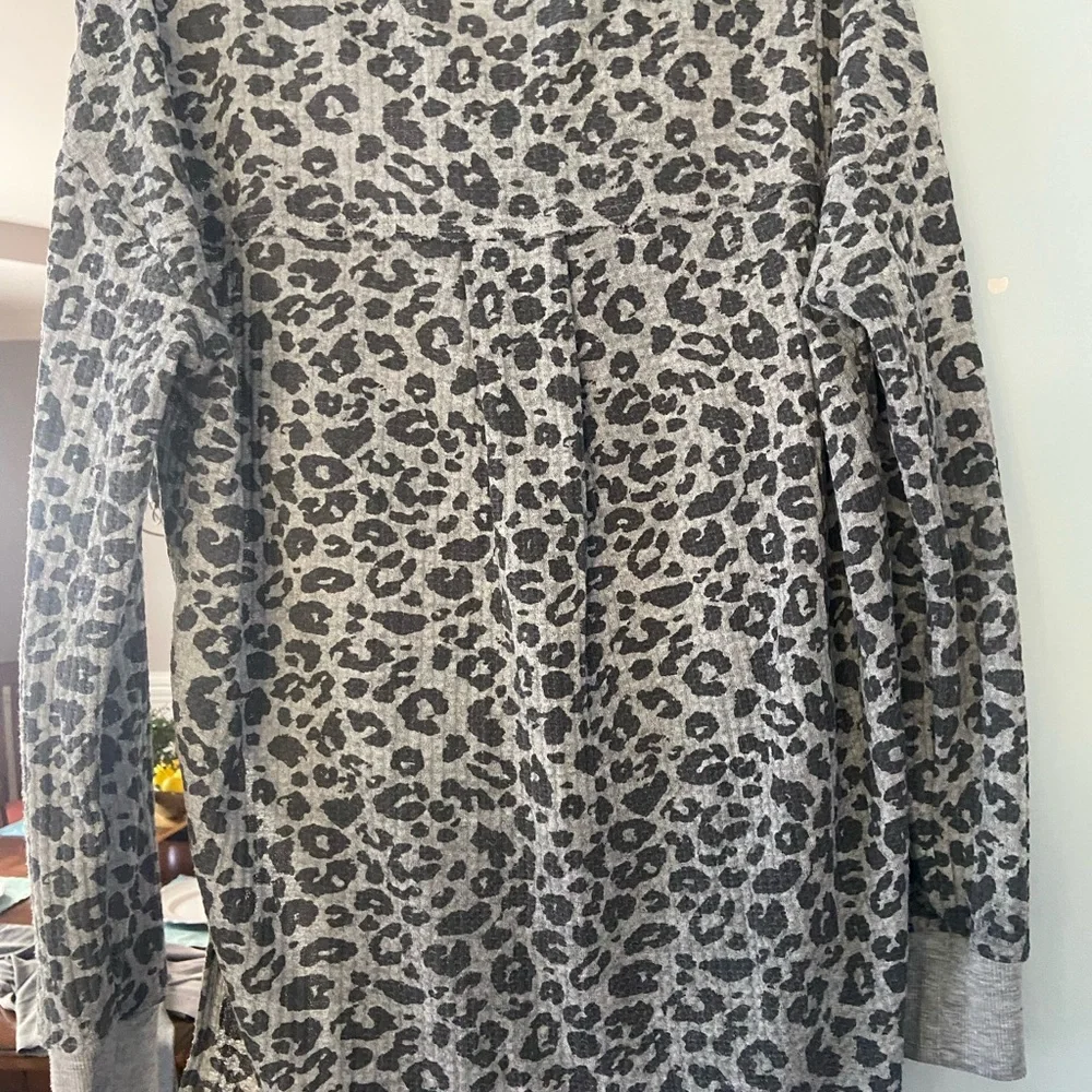 Women’s cotton blend pullover. Size small. - Picture 2 of 4